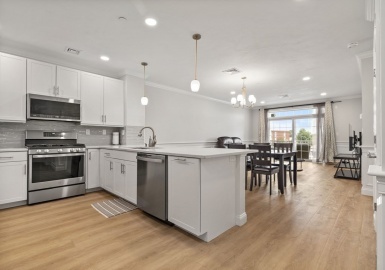 320 Middlesex Ave, Medford, Massachusetts 02155, 1 Bedroom Bedrooms, 4 Rooms Rooms,1 BathroomBathrooms,Residential Lease,For Rent,Middlesex Ave,73359603