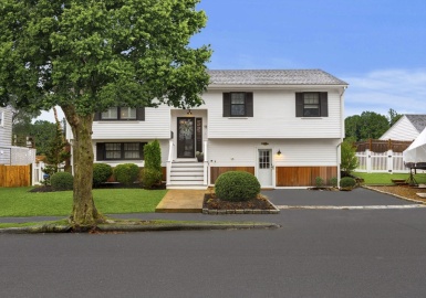 11 Taft St., Marblehead, Massachusetts 01945, 4 Bedrooms Bedrooms, 7 Rooms Rooms,3 BathroomsBathrooms,Residential Lease,For Rent,Taft St.,73361416
