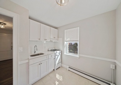18 Bacon, Waltham, Massachusetts 02451, 1 Bedroom Bedrooms, 3 Rooms Rooms,1 BathroomBathrooms,Residential Lease,For Rent,Bacon,73362144