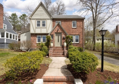 236 Beverly Rd, Brookline, Massachusetts 02467, 4 Bedrooms Bedrooms, 10 Rooms Rooms,2.5 BathroomsBathrooms,Residential,For Sale,Beverly Rd,73366137