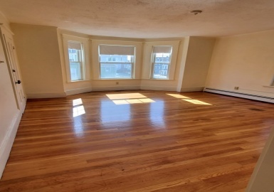 47 Railroad Ave, Beverly, Massachusetts 01915, 2 Bedrooms Bedrooms, 5 Rooms Rooms,1 BathroomBathrooms,Residential Lease,For Rent,Railroad Ave,73366621