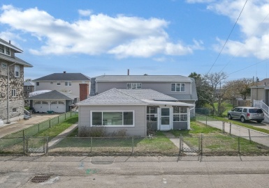 19 Manomet Avenue, Hull, Massachusetts 02045, 5 Bedrooms Bedrooms, 7 Rooms Rooms,2 BathroomsBathrooms,Residential,For Sale,Manomet Avenue,73371674