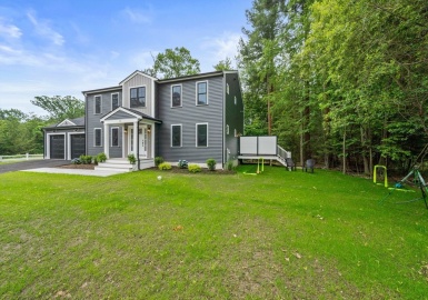 10 Mccue Circle, Abington, Massachusetts 02351, 4 Bedrooms Bedrooms, 8 Rooms Rooms,2.5 BathroomsBathrooms,Residential,For Sale,Mccue Circle,73372348