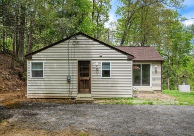 8 Heritage Dr, Holland, Massachusetts 01521, 3 Bedrooms Bedrooms, 5 Rooms Rooms,1 BathroomBathrooms,Residential,For Sale,Heritage Dr,73372436