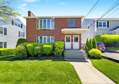 287 Lexington St, Watertown, Massachusetts 02472, 4 Bedrooms Bedrooms, 12 Rooms Rooms,4 BathroomsBathrooms,Residential Income,For Sale,Lexington St,73386810