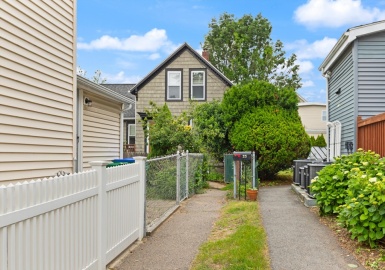 25 Fulton St, Medford, Massachusetts 02155, 2 Bedrooms Bedrooms, 5 Rooms Rooms,2 BathroomsBathrooms,Residential,For Sale,Fulton St,73389827