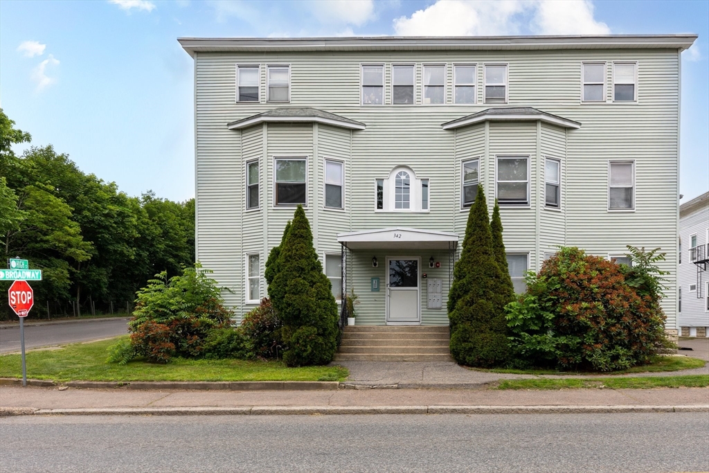 342 Broadway, North Attleboro, Massachusetts 02760, 12 Bedrooms Bedrooms, 32 Rooms Rooms,9 BathroomsBathrooms,Residential Income,For Sale,Broadway,73391187