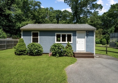 12 Day St, Fairhaven, Massachusetts 02719, 2 Bedrooms Bedrooms, 4 Rooms Rooms,1 BathroomBathrooms,Residential,For Sale,Day St,73391712