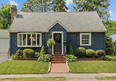 6 Hayes Rd, Salem, Massachusetts 01970, 3 Bedrooms Bedrooms, 8 Rooms Rooms,2 BathroomsBathrooms,Residential,For Sale,Hayes Rd,73391708