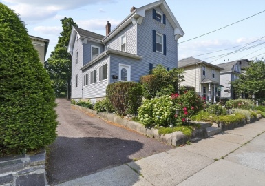 14 Pearl Street, Medford, Massachusetts 02155, 7 Bedrooms Bedrooms, 11 Rooms Rooms,2 BathroomsBathrooms,Residential Income,For Sale,Pearl Street,73391930
