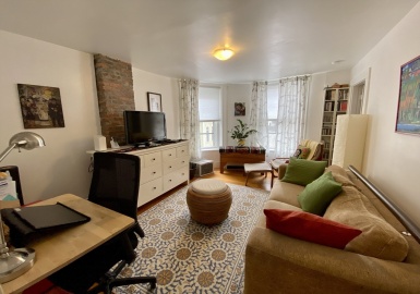 17 Perry St, Brookline, Massachusetts 02445, 2 Bedrooms Bedrooms, 5 Rooms Rooms,1 BathroomBathrooms,Residential Lease,For Rent,Perry St,73393486