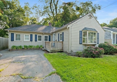 32 Standish Ave, Plymouth, Massachusetts 02360, 3 Bedrooms Bedrooms, 7 Rooms Rooms,1 BathroomBathrooms,Residential,For Sale,Standish Ave,73393352