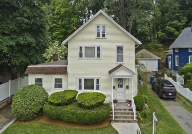 85 Lynde Street, Melrose, Massachusetts 02176, 5 Bedrooms Bedrooms, 11 Rooms Rooms,3 BathroomsBathrooms,Residential Income,For Sale,Lynde Street,73394087