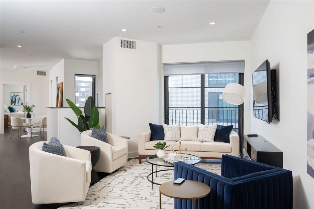 14 West Broadway, Hingham, Massachusetts 02127, 1 Bedroom Bedrooms, 3 Rooms Rooms,1 BathroomBathrooms,Residential,For Sale,West Broadway,73394726