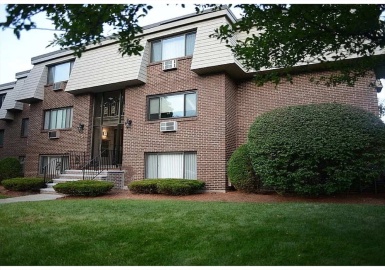 5 Hallmark Gardens, Burlington, Massachusetts 01803, 2 Bedrooms Bedrooms, 4 Rooms Rooms,1 BathroomBathrooms,Residential,For Sale,Hallmark Gardens,73396318