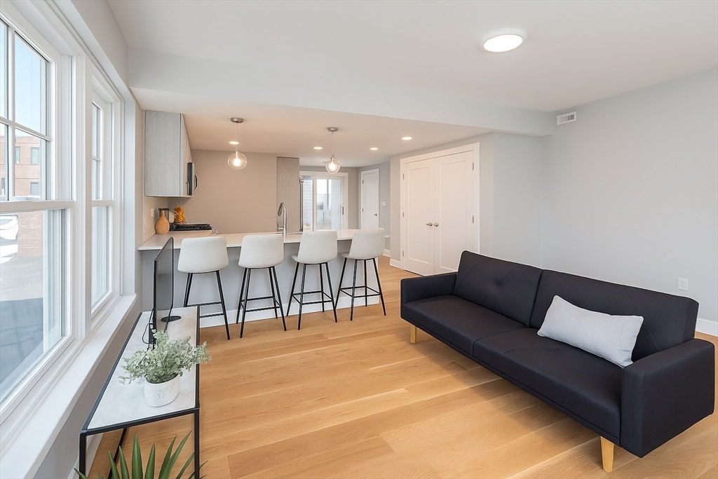 98 Prescott St, Boston, Massachusetts 02128, 1 Bedroom Bedrooms, 3 Rooms Rooms,1 BathroomBathrooms,Residential,For Sale,Prescott St,73460061