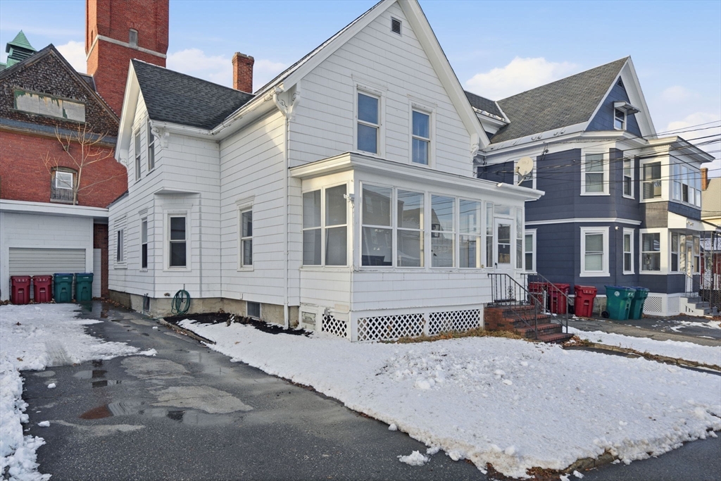 10 3rd Ave, Lowell, Massachusetts 01854, 4 Bedrooms Bedrooms, 9 Rooms Rooms,2 BathroomsBathrooms,Residential Income,For Sale,3rd Ave,73460071