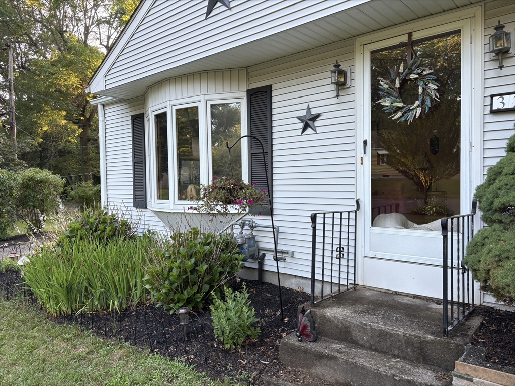 322 Holcomb Rd, Springfield, Massachusetts 01118