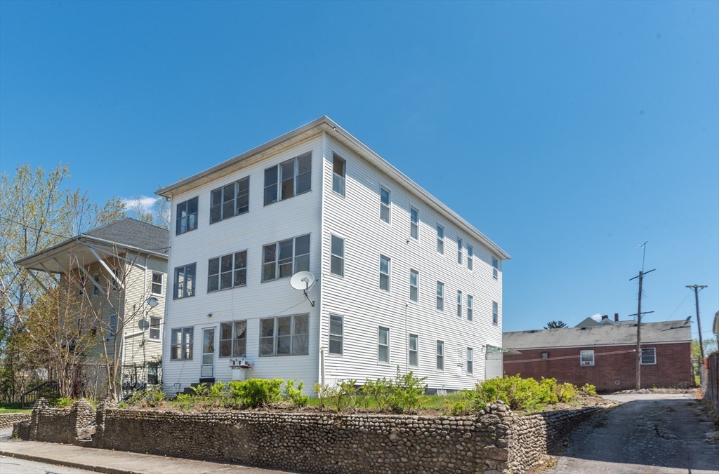 18 Pearl St, Webster, Massachusetts 01570