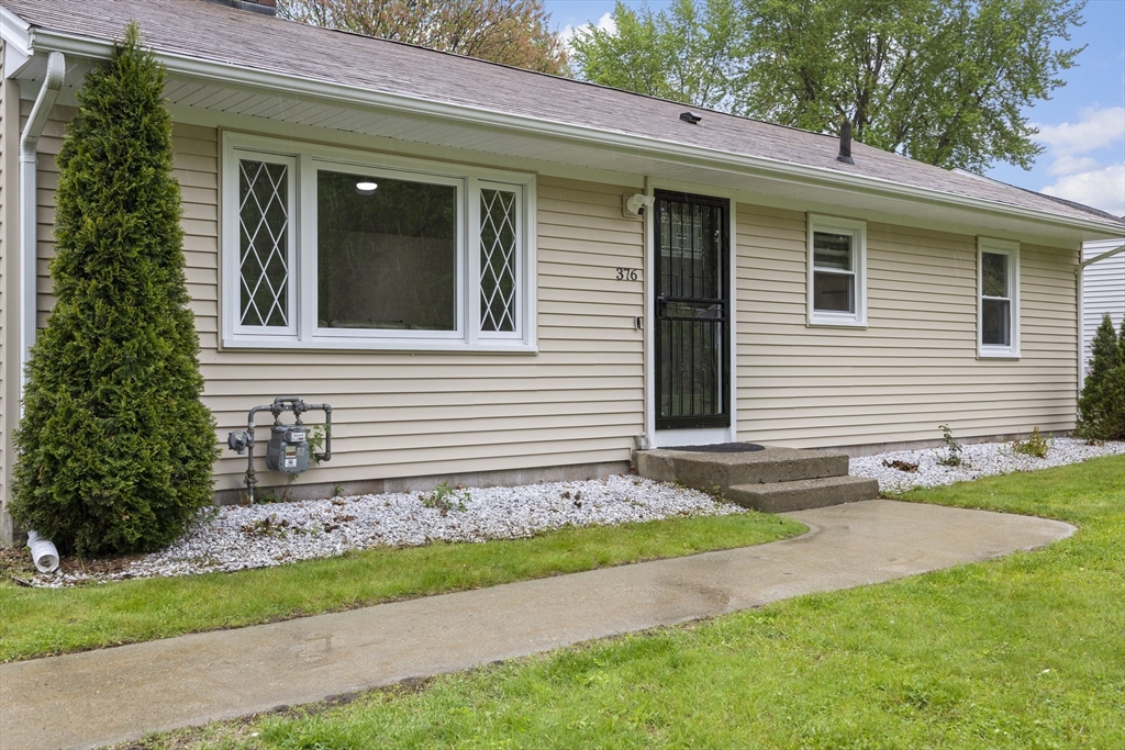 376 Hermitage Dr, Springfield, Massachusetts 01129