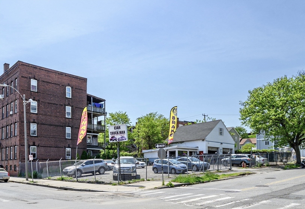 395 Maple St, Holyoke, Massachusetts 01040