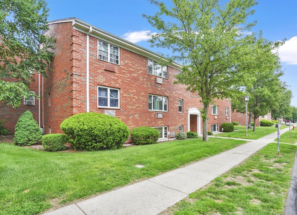 272 Regency Park Dr, Agawam, Massachusetts 01001