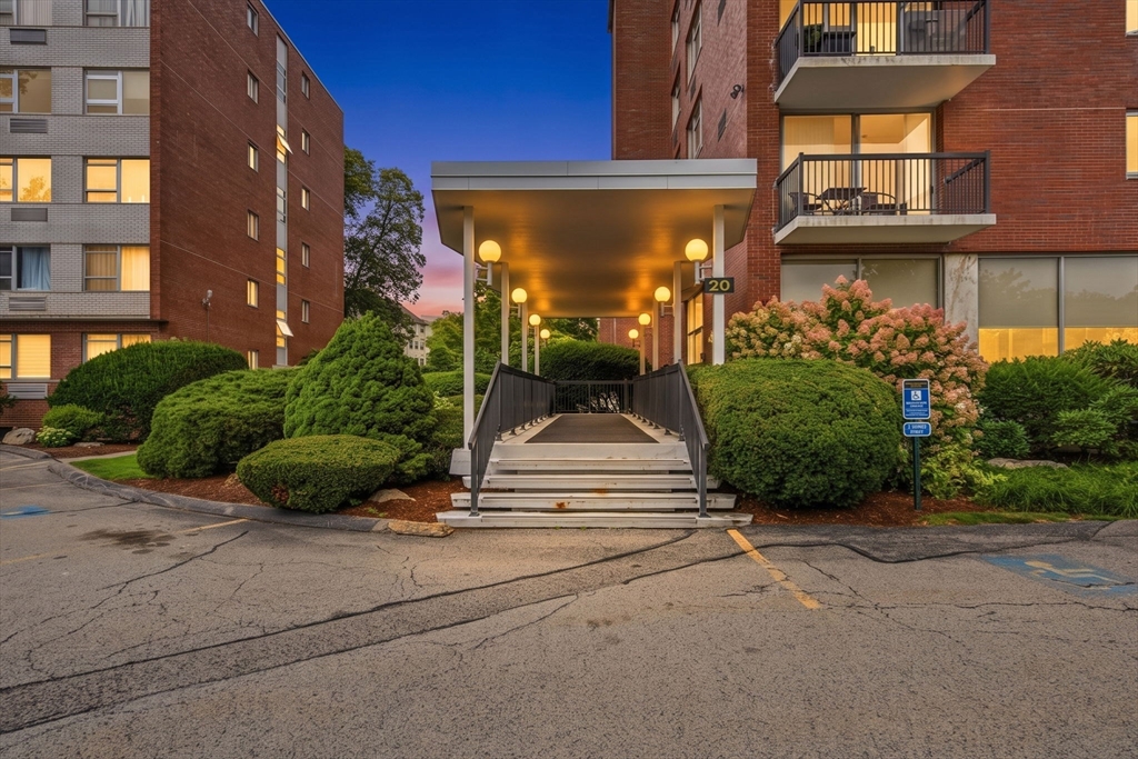 20 Hammond Pond Pkwy, Newton, Massachusetts 02467