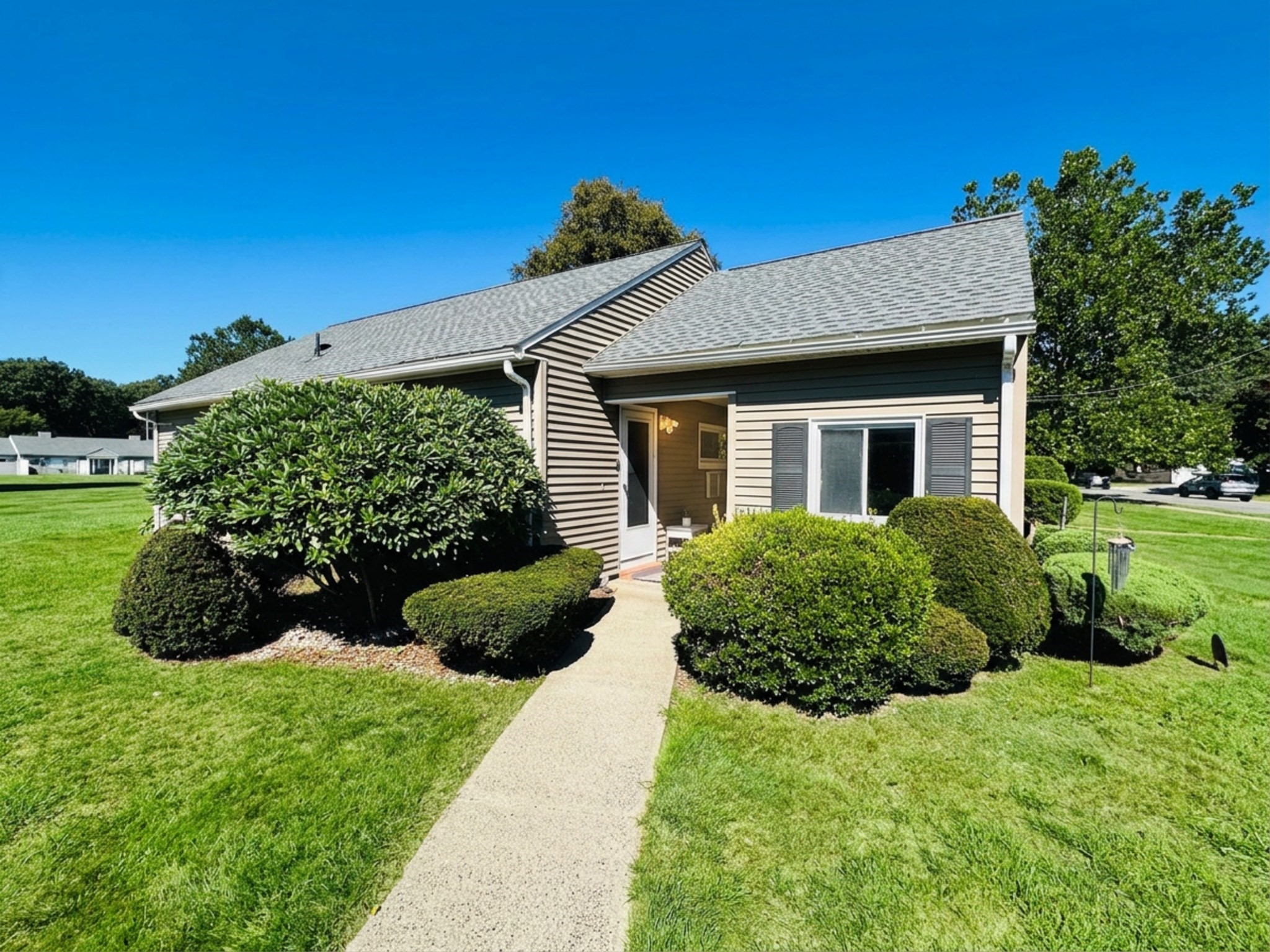 162 Horseshoe Dr, Chicopee, Massachusetts 1176