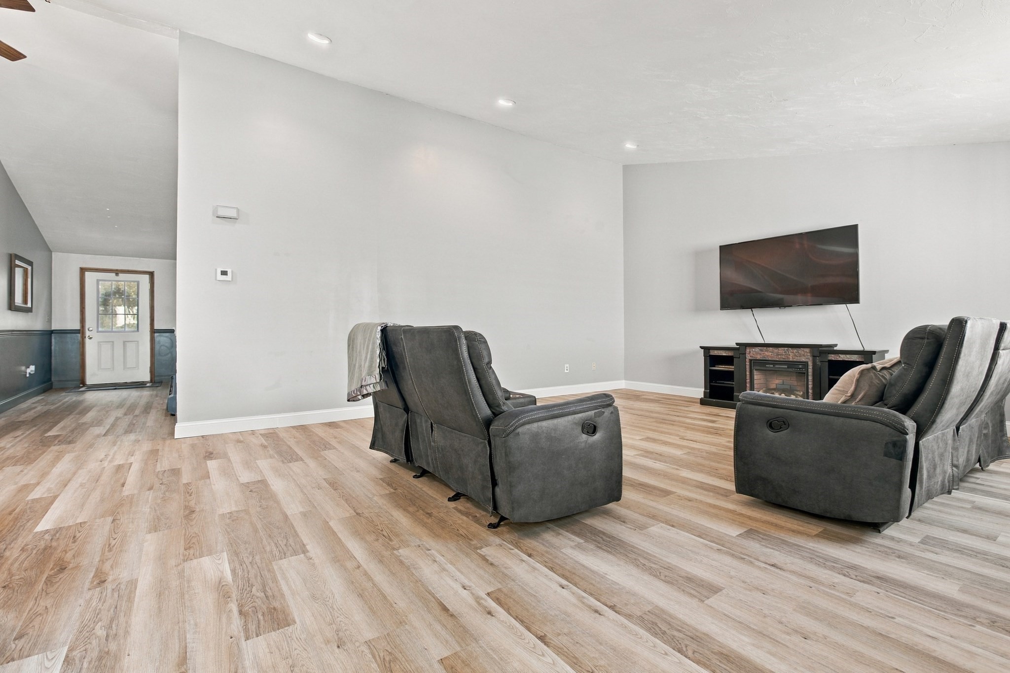 48 Lovering St, Medway, Massachusetts 2370